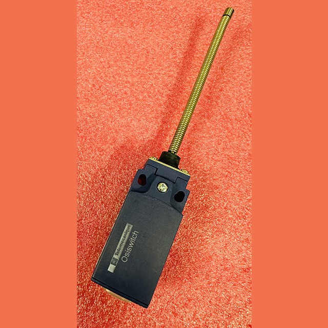 Выключатель контроля входной площадки с винтовой пружиной XCKN2108P20C Telemecanique